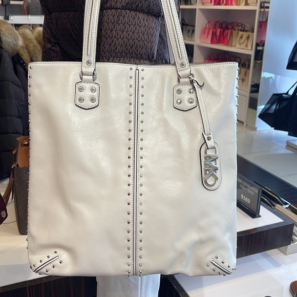 Michael Kors Astor Large Studded Leather
N/S Tote Bag Handbag Optic
NWT - Picture 13 of 16